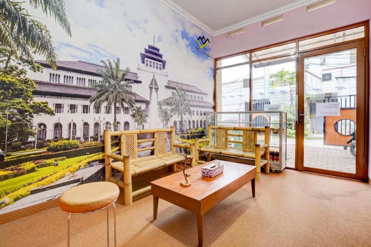 בנדונג Radio Backpacker Guesthouse Syariah מראה חיצוני תמונה