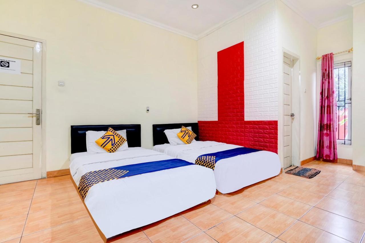 בנדונג Radio Backpacker Guesthouse Syariah מראה חיצוני תמונה