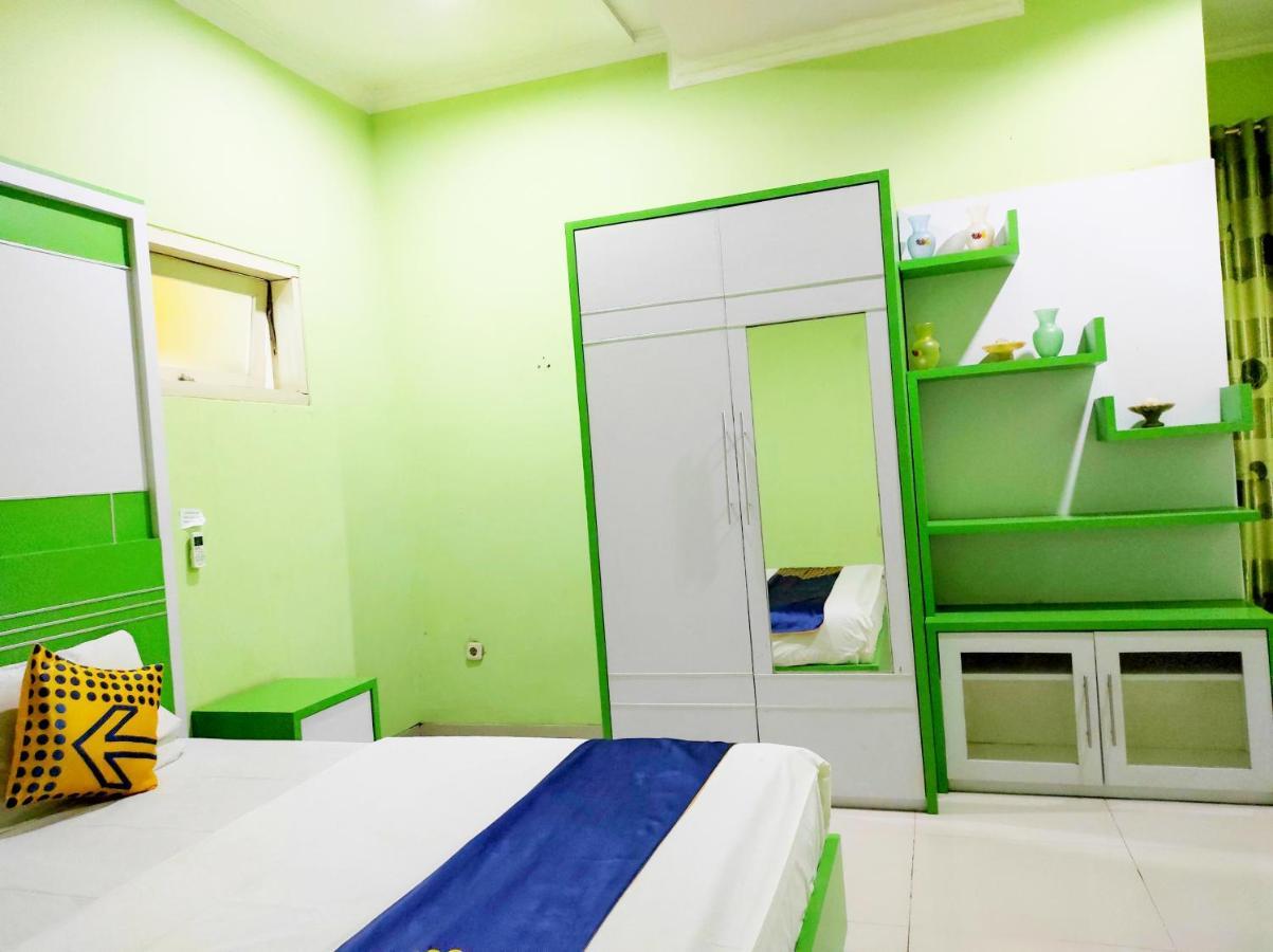 בנדונג Radio Backpacker Guesthouse Syariah מראה חיצוני תמונה