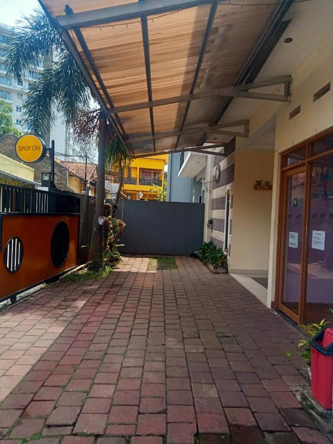 בנדונג Radio Backpacker Guesthouse Syariah מראה חיצוני תמונה